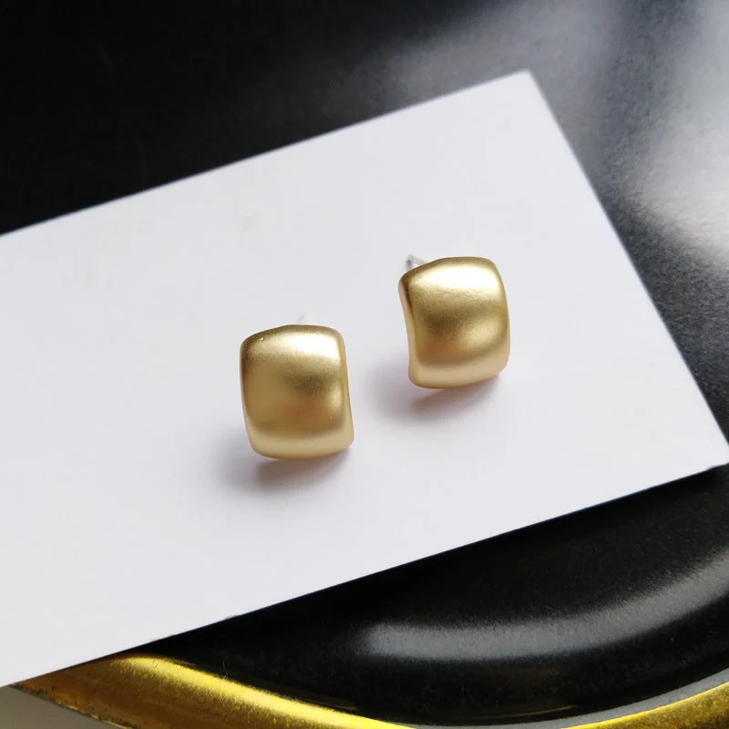 A Pair of H1646 Ear Studs