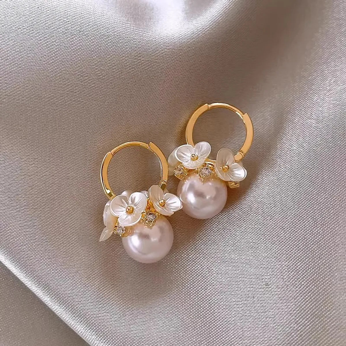 57# Ear Clip Flower Pearl