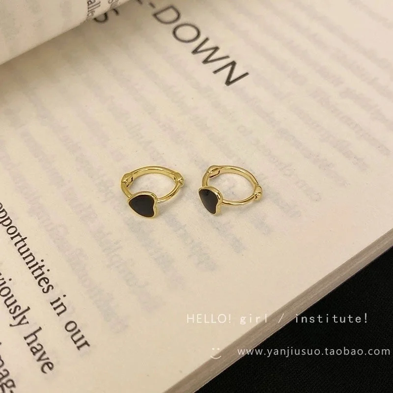 49# D0158 Black Love Ear Clip-Gold