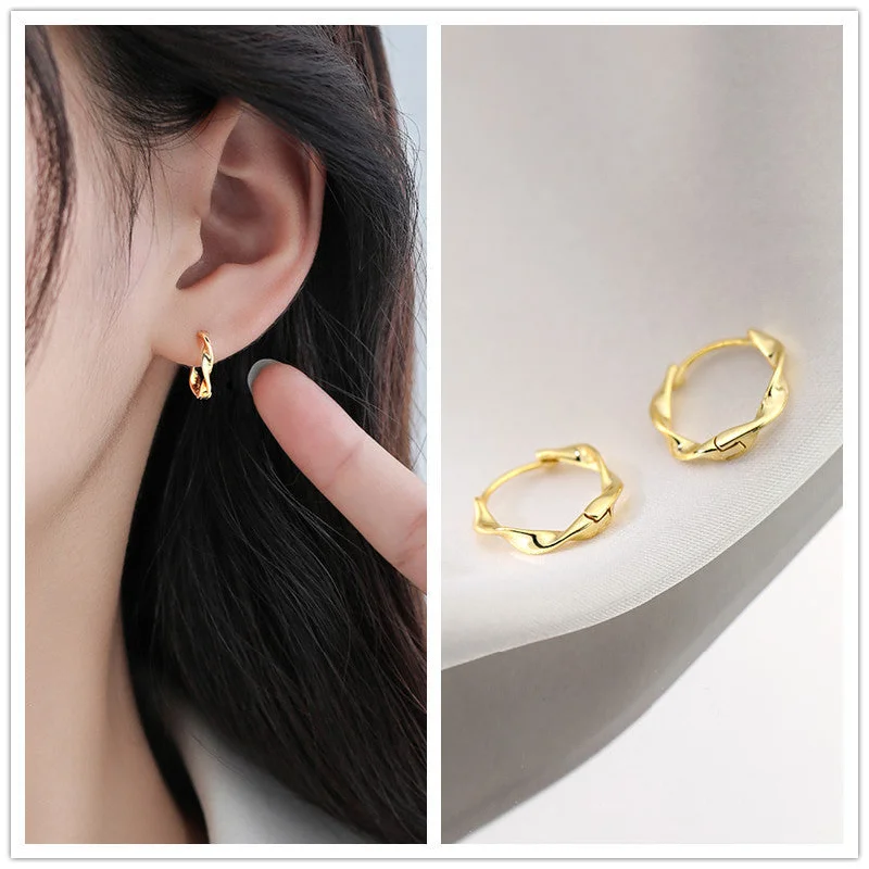 Golden Twisted Ear Clip