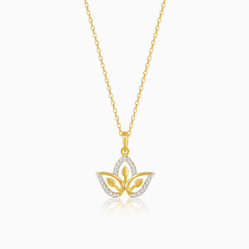 necklaces for casual chic -Golden Diamond Blossom Pendant with Link Chain