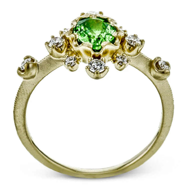 ladies rings with star detail -This 18k yellow gold fashion ring is set with .28 ctw of diamonds and a bright tsavorite garnet center stone.